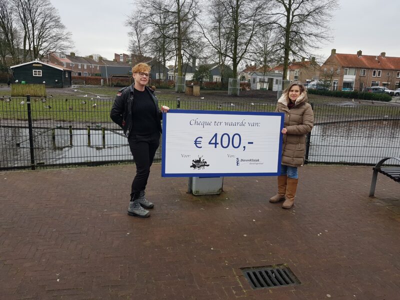 Donatie aan Hertenkamp Bloemenbuurt